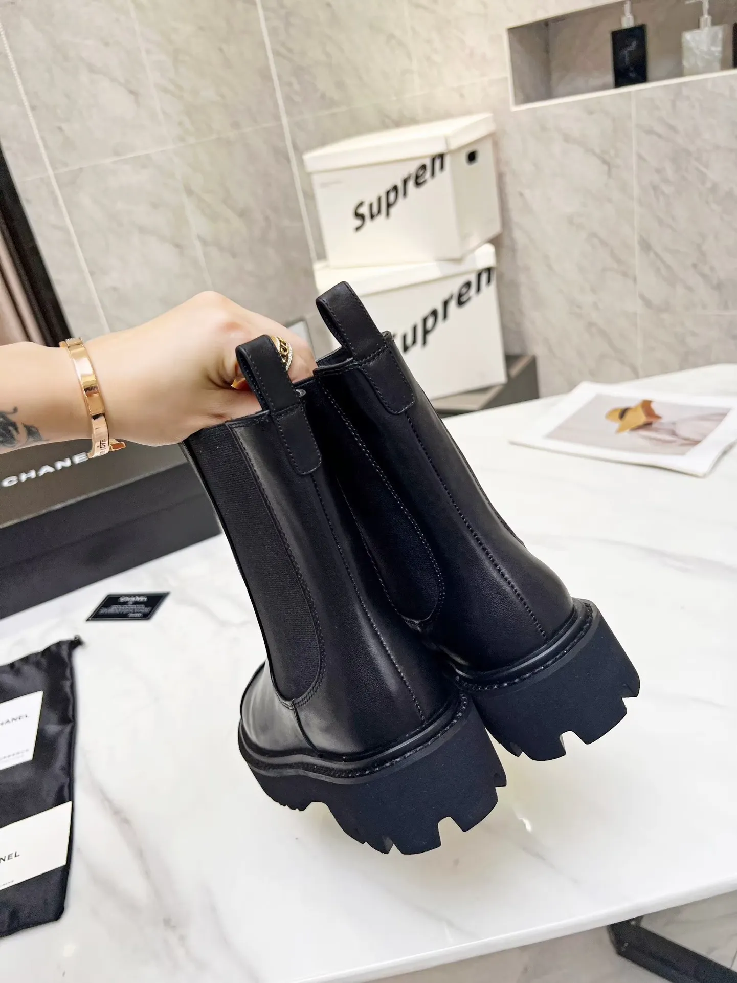 👟👟Ex-factory price 560👟👟 Autumn and winter new Chanel Chanel ankle boots original model opening✅ Elastic design on both sides, super easy to put on and take off, toe logo electric embroidery Fabric: cowhide🐂 Lining/foot pad: cowhide Foam outsole Color: black Code number: 34-41 (34, 41 need to be customized) Packing: cloth bag card